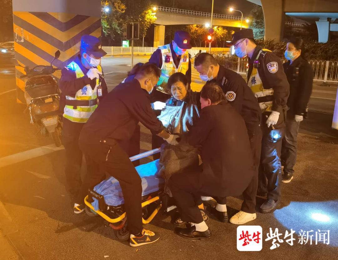 夜间骑行视线受限,女子连车带人撞上路牙