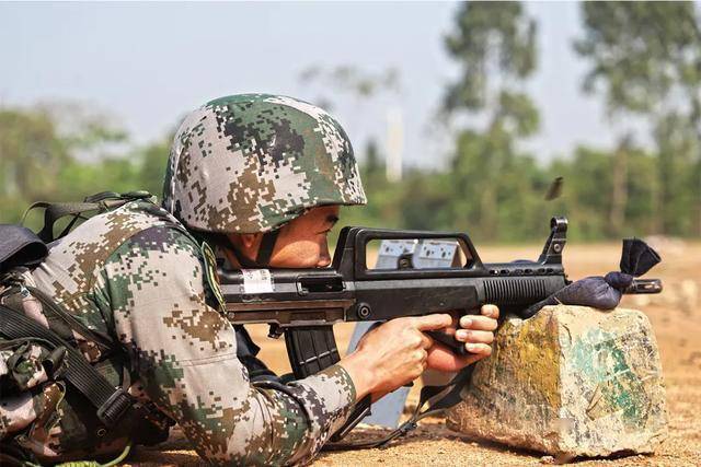 有意识瞄准无意识激发军人专注于步枪准星前的目标横平竖直有棱有角