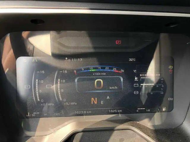 解放j7的主驾驶采用有多项调节功能的方向盘,左侧主要为全液晶仪表盘