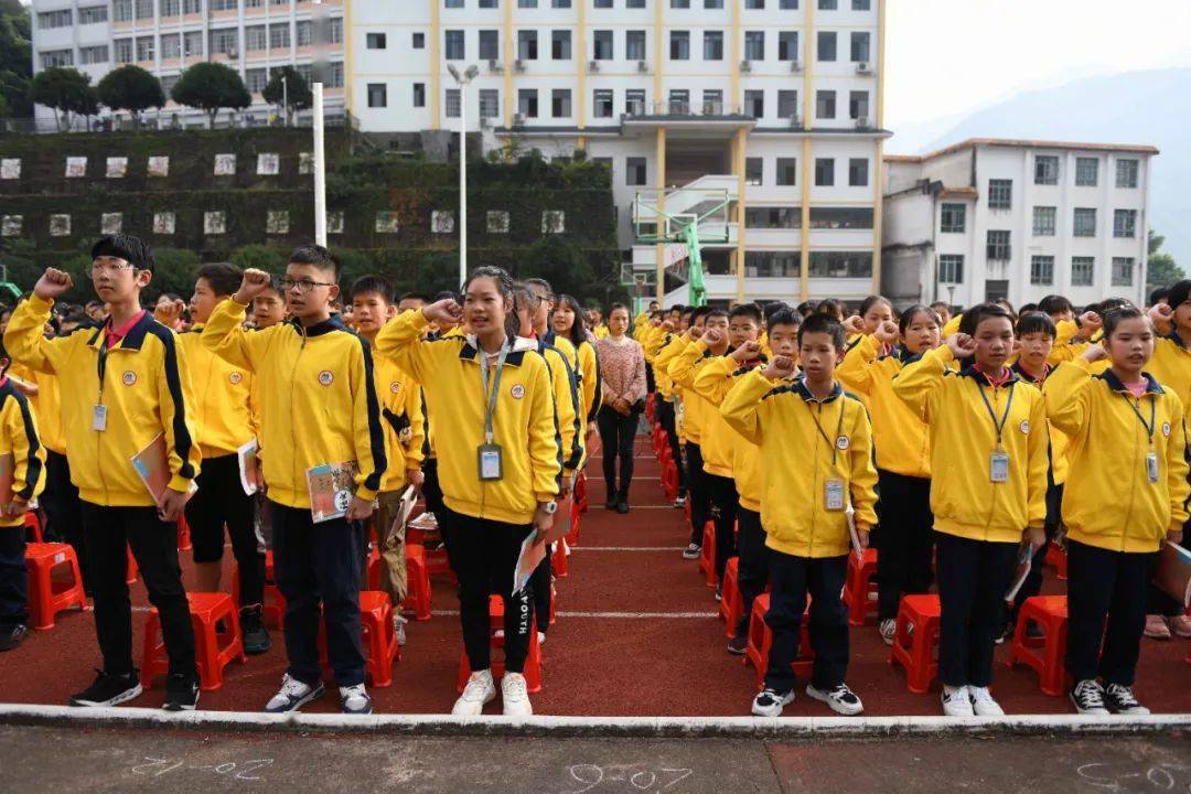 龙胜民族中学开展初一少先大队建队主题活动