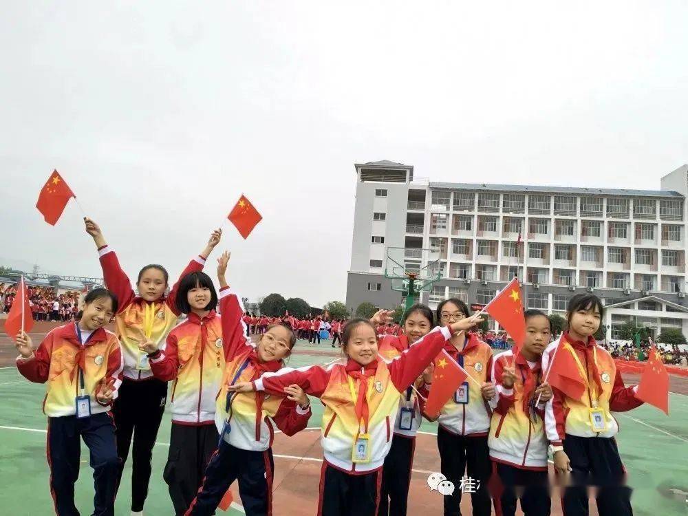 9月29日,灵川县甘棠实验小学在操场展开以唱 响红色歌曲 争做时代