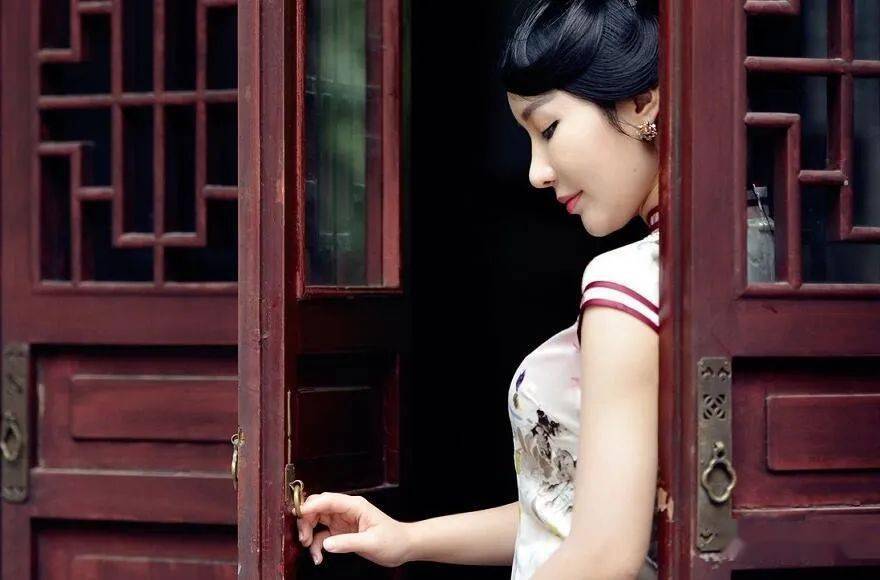 中华文学 10-15 12:01 订阅 ●纸蝶 作者:忧伤王 屏住呼吸,手指不停