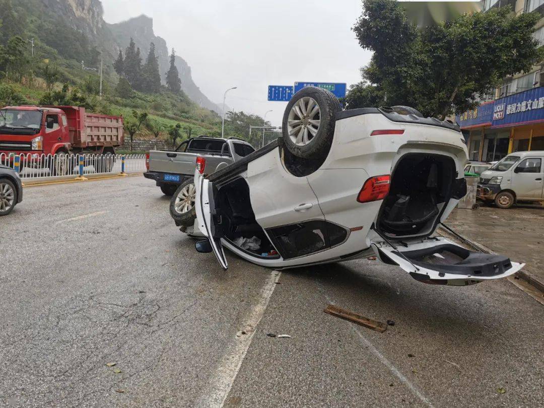 雨天路滑文山一辆车摔了个四脚朝天
