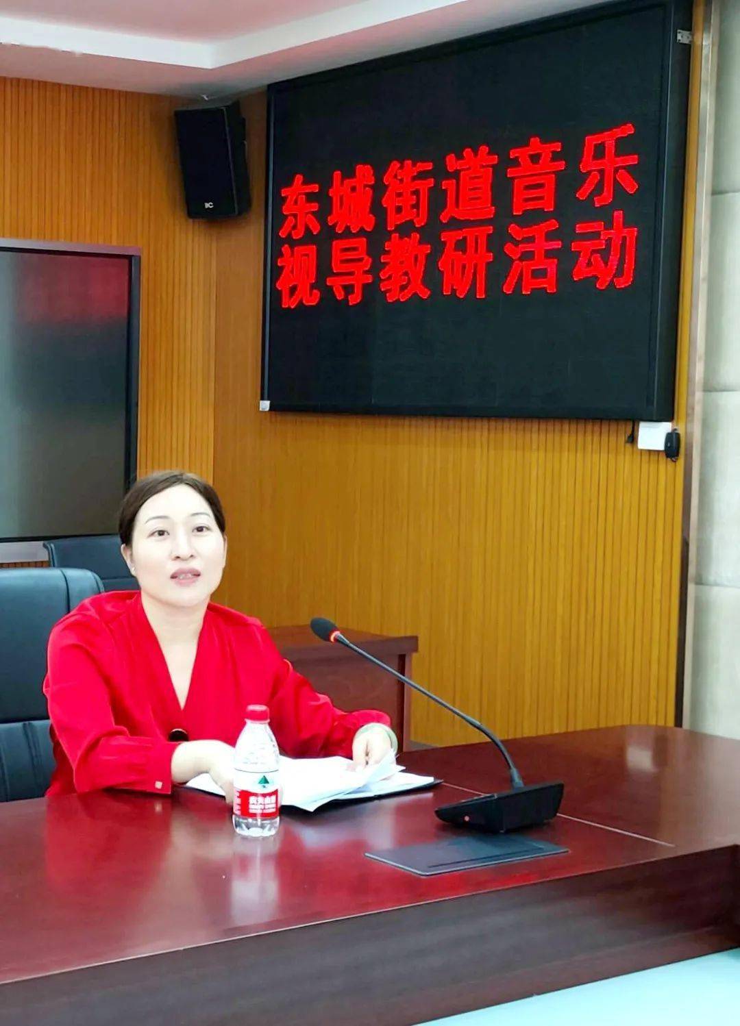 张秋萍老师总结指导▲钟润根校长,张毳副校长,音乐教研员张秋萍老 