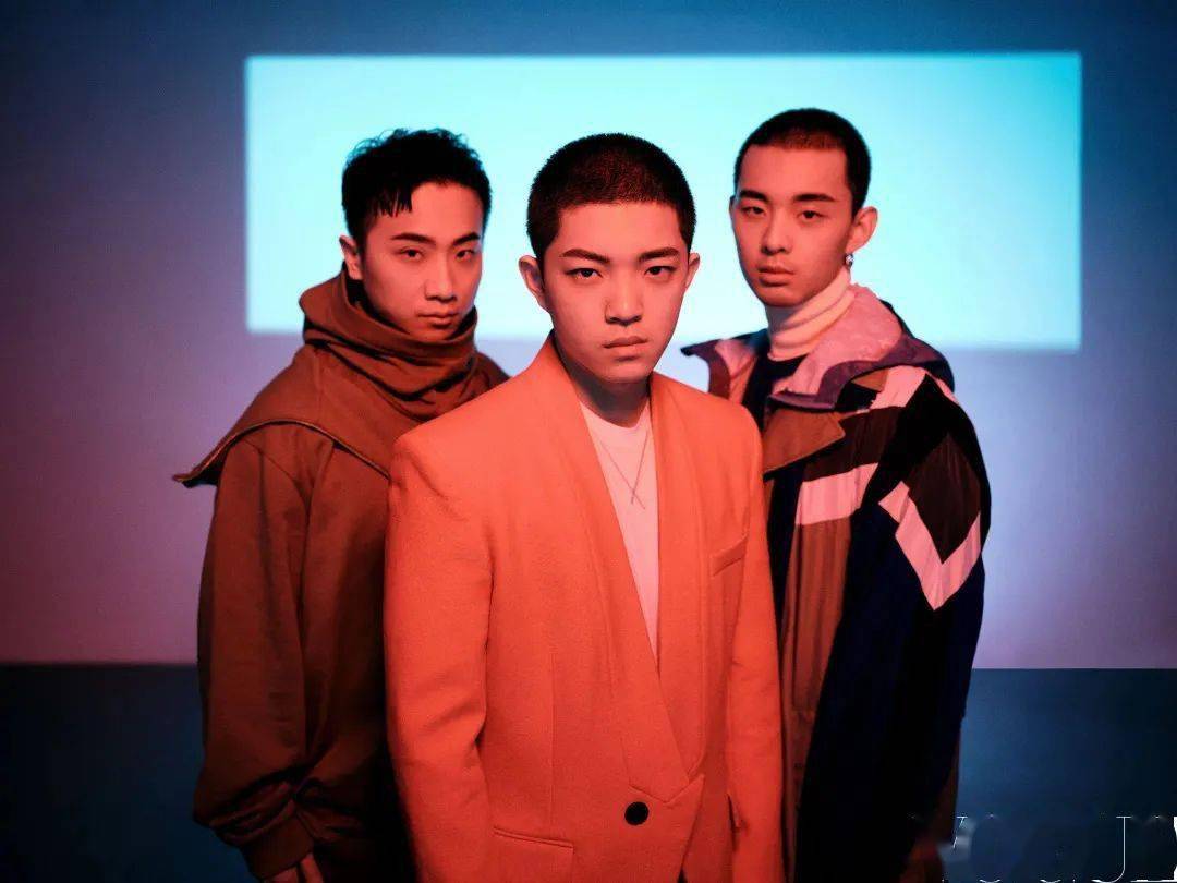 安雨登上国际一线杂志化身时尚男模