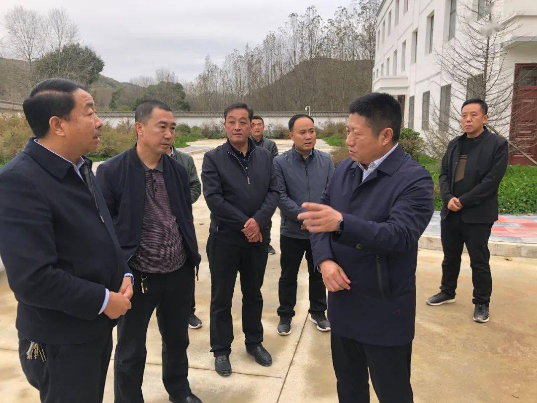 在城南垃圾中转站,西和大酒店项目建设现场,杨永贵要求,要加强施工