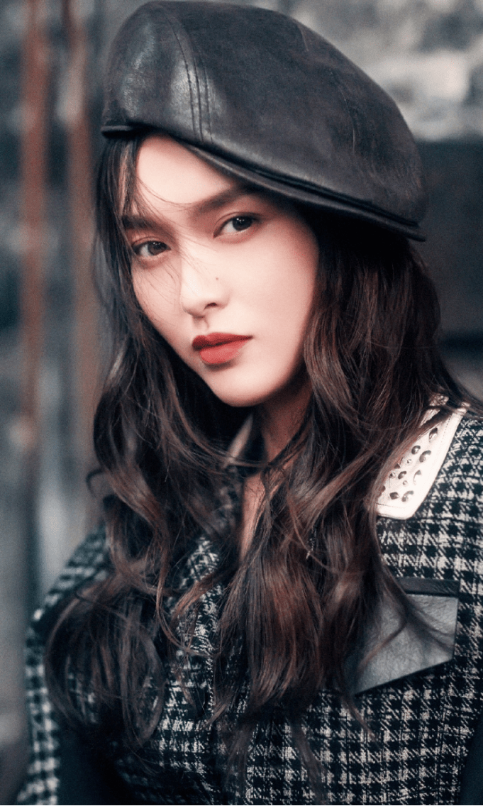 男女明星必备的贝雷帽,凹造型一绝!王一博戴蓝色绒面款高级精致_帽子