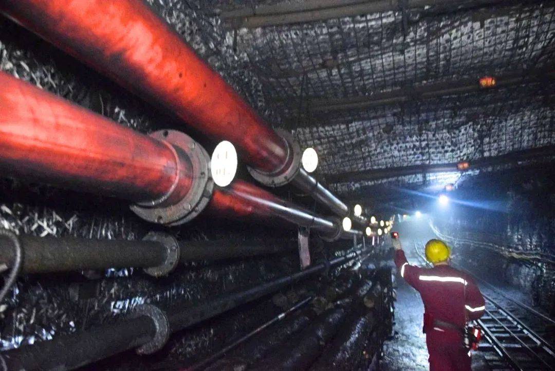 该矿精心优化钻孔施工设计水平,严格规范抽采管路系统,积极引进开孔