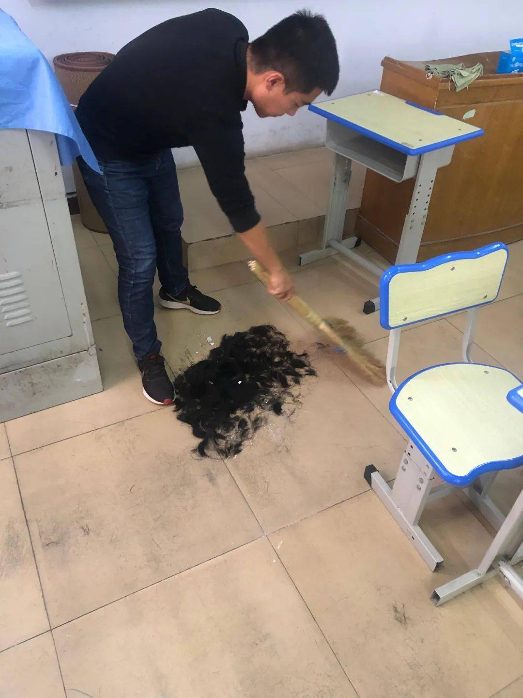 大家都在紧张的备考中头发打理起来难免麻烦有些孩子不想用推子直接