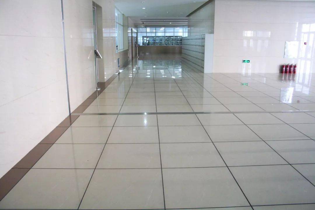 地面砖粘贴效果办公区域门口返边效果卫生间地砖套割效果窗台抹灰压光