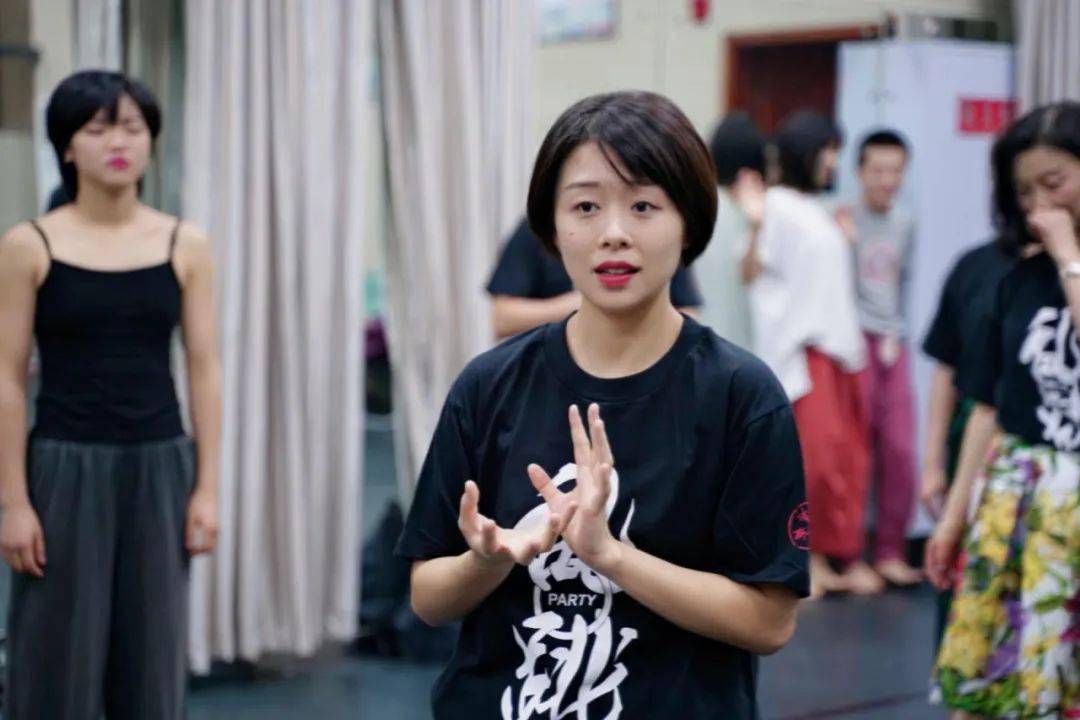 是她是她就是她带我们即兴乱跳鸭梁樱子,编导,即兴舞者.