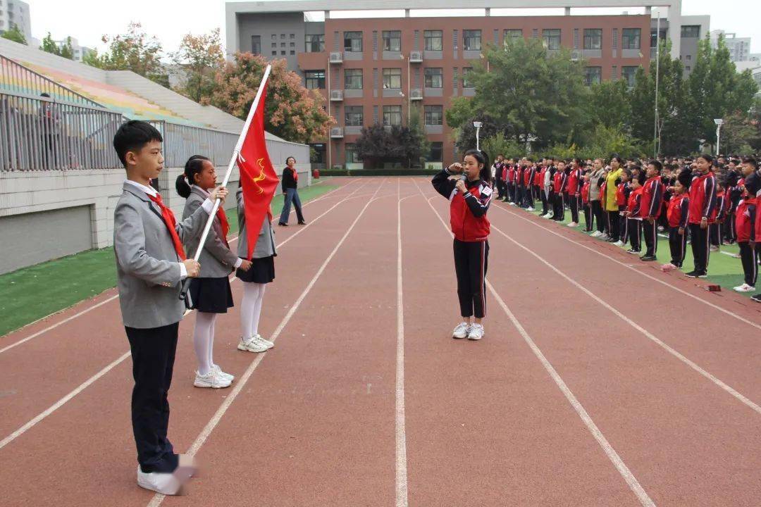 主题队日济南市饮马小学开展高举队旗跟党走争做新时代好队员主题队日