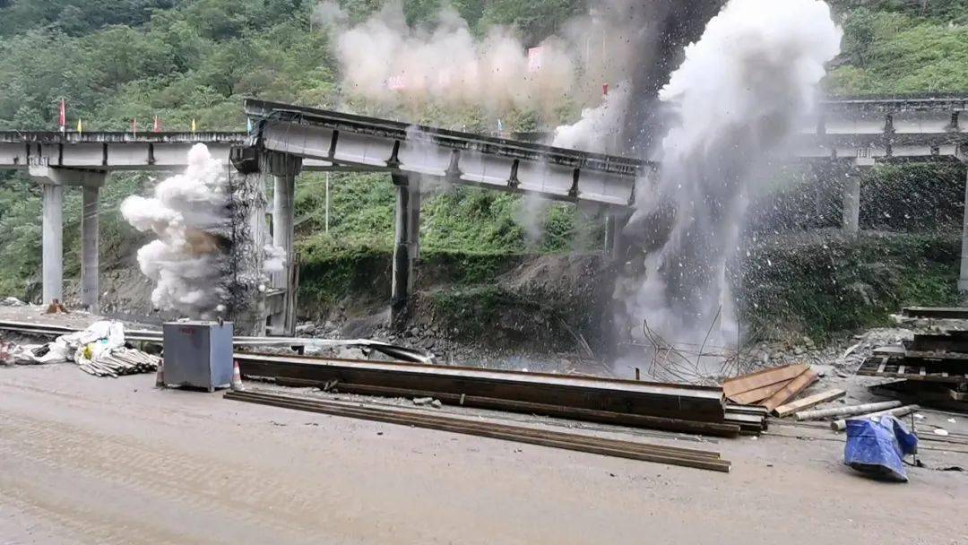 "右幅2号墩及第3跨梁板顺利实施爆破雅西高速公路姚河坝1号特大桥随着