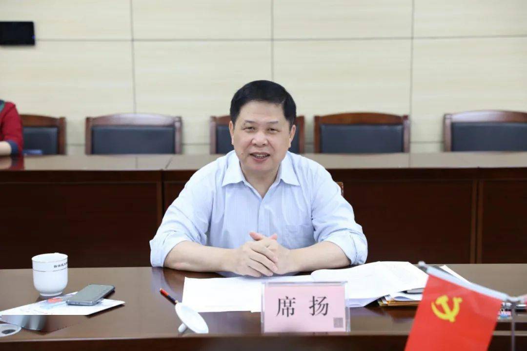 席扬与自治区农村信用社客人座谈