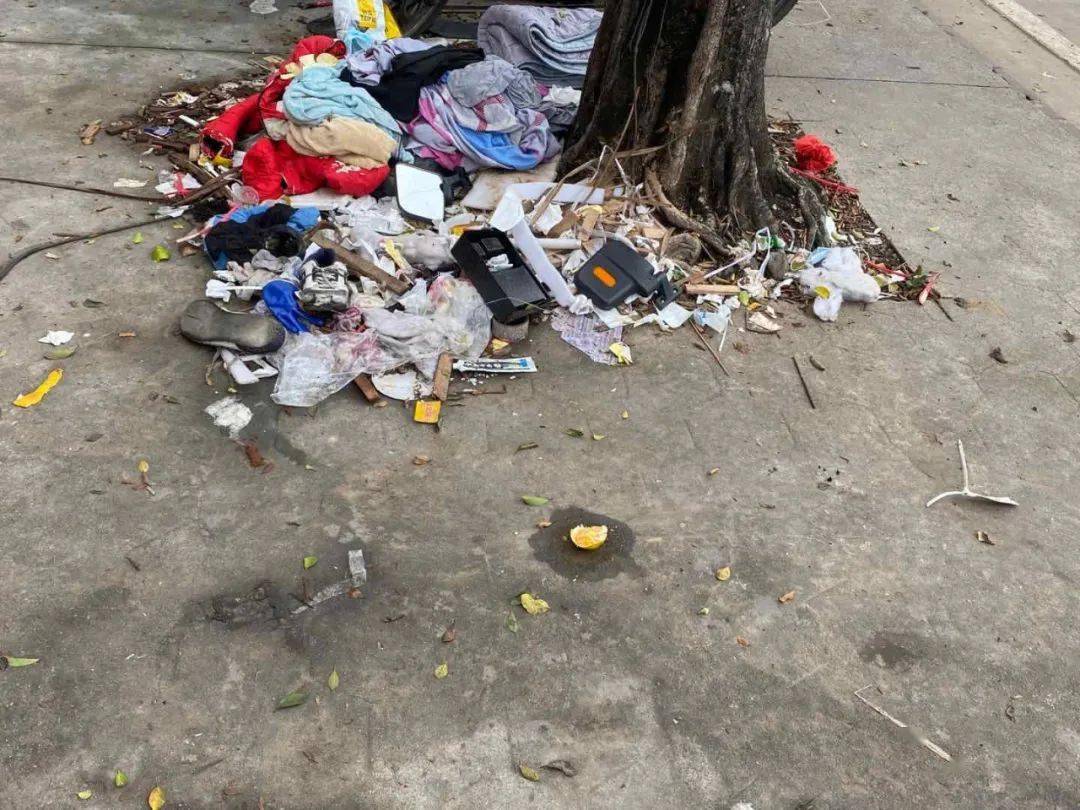 曝光台路边空地垃圾成堆周边居民意见大