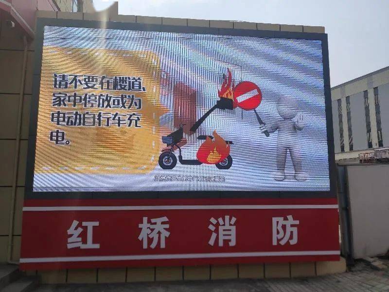 充分发挥户外广告牌,led显示屏和社会单位电子显示屏宣传效果强