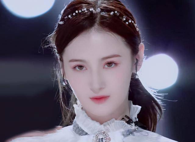 被《创3》淘汰后,转头参加央视选秀,连千玺都亲自给她发准考证_拉娜