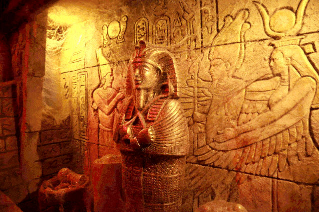 埃及法老的安眠之地便自带神秘和诡异的光环带着"法老的诅咒"的金字塔