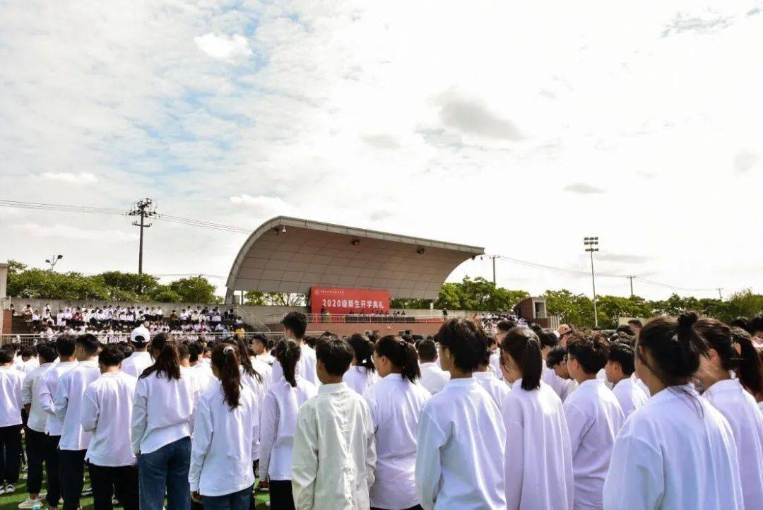 想你的890天秋日晴空下的相聚開啟人生新的征程我校舉行2020級新生