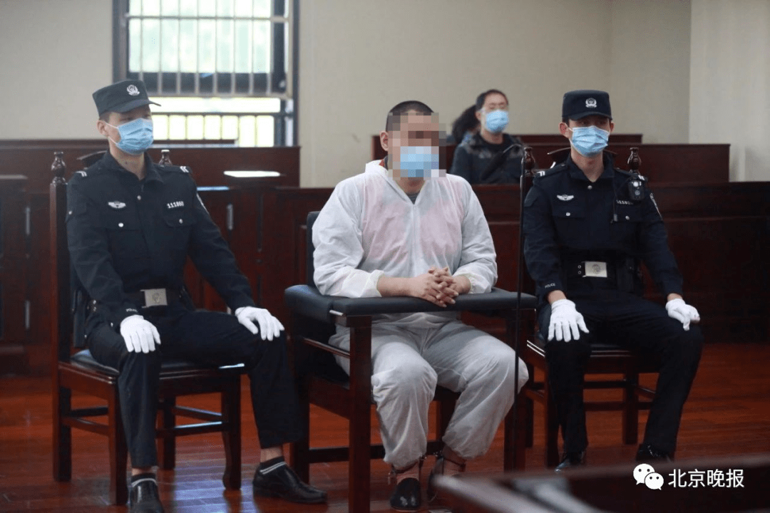 1039新闻早班车男子在太庙进入护栏内御道拍照被拘留通州一小区停车