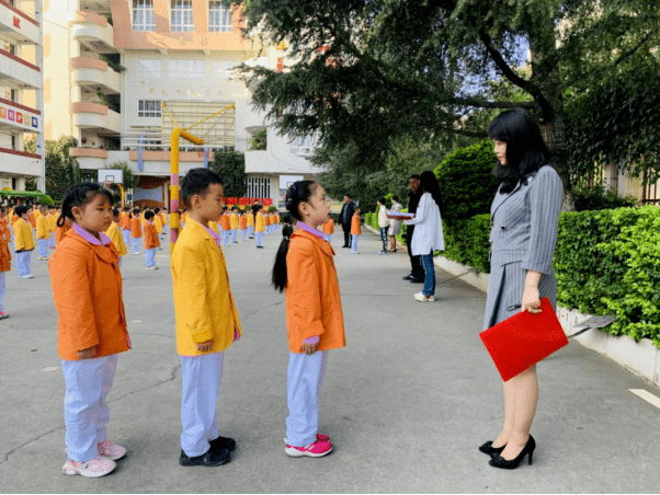 昆明南站小学校徽图片