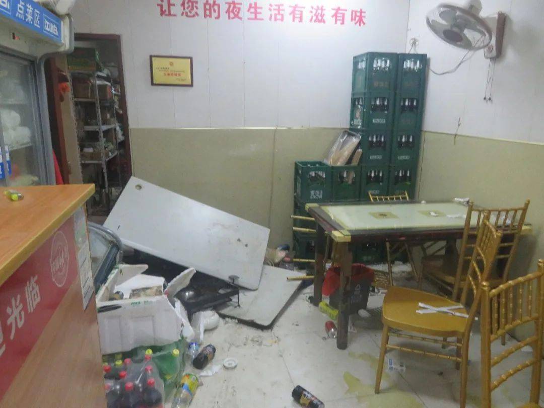 一个都跑不了王店这三兄弟醉砸烧烤店民警来扶却被一巴掌