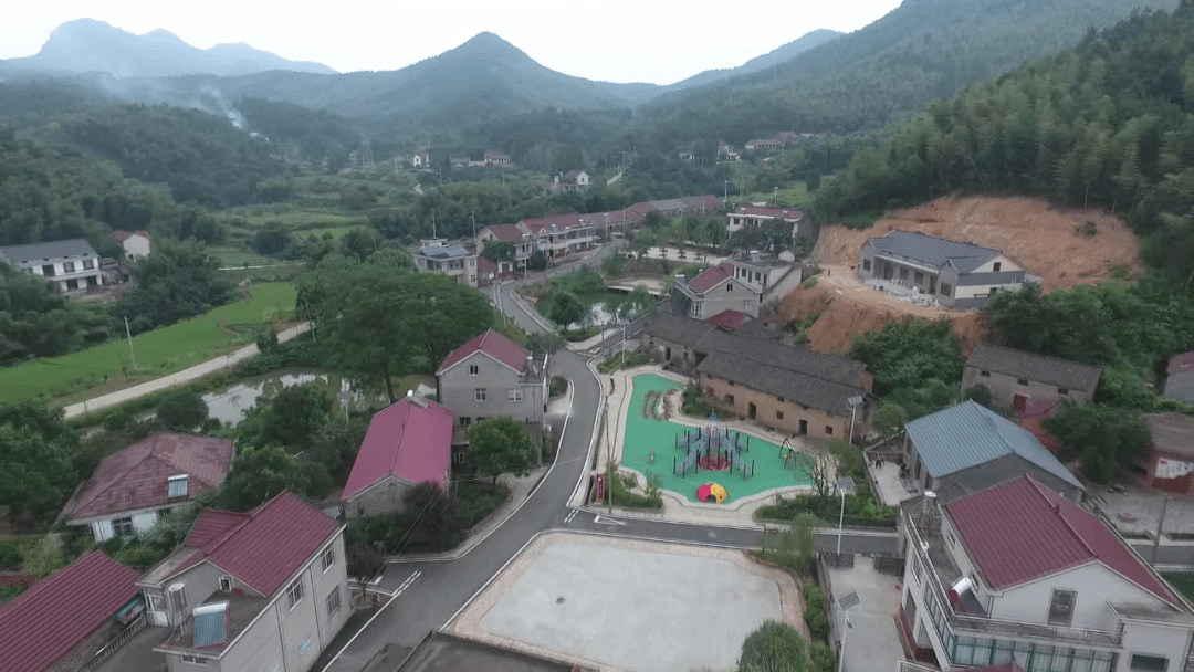 竹鸣溪语石峡村蝶变新颜绘画卷