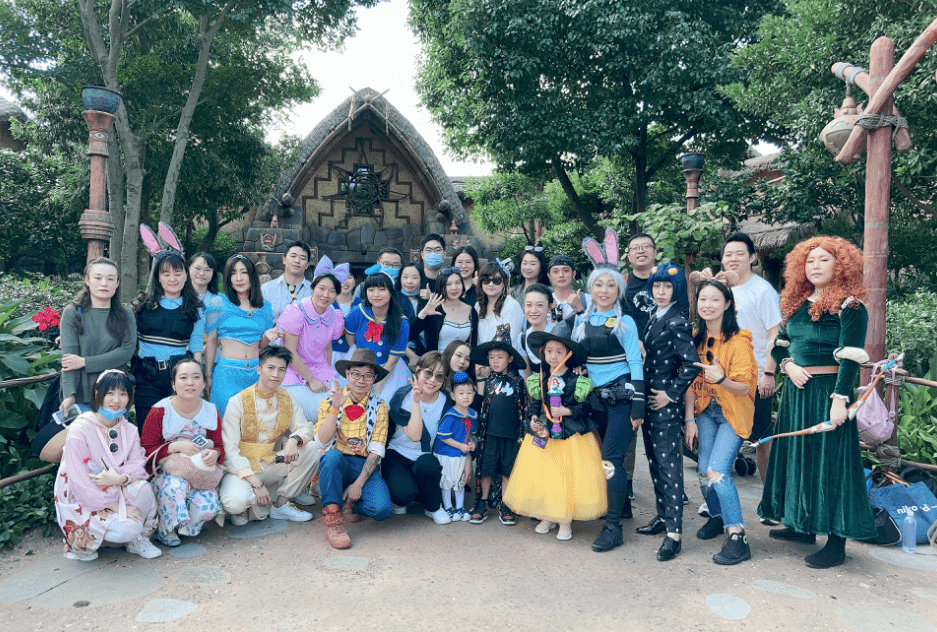 hit fm的4位当家主持人miked,valen,lika和haze于本周一在上海迪士尼