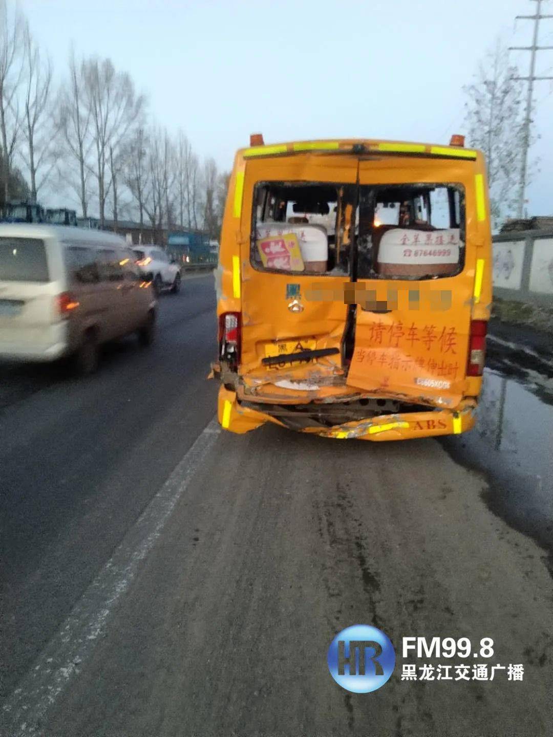 貨車車頭撞在隔離帶上破損嚴重截至17時拖車已將校車從溝裡拖出貨車還