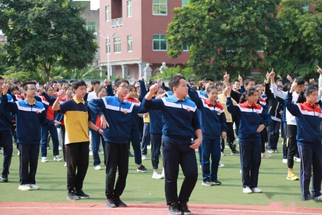 东埔中学的花式课间操满载着老师们的集体智慧,是从传统走向个性的