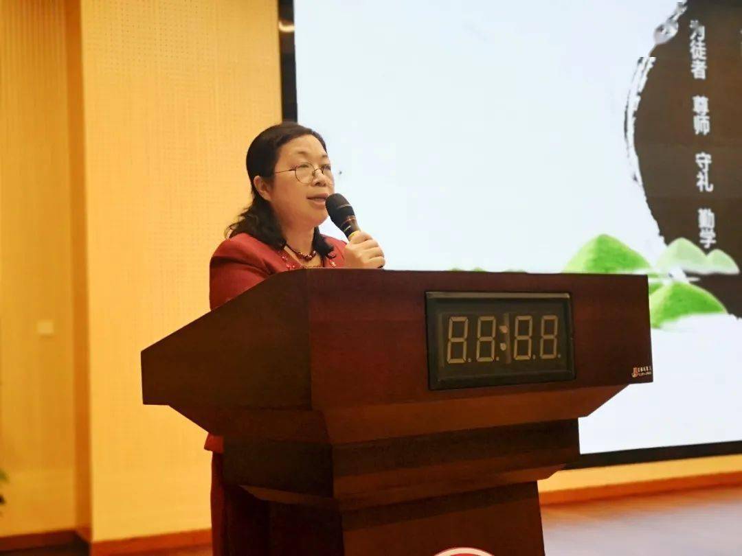 青蓝结对共普华章柳州铁一初中柳州崇远中学举行青年教师拜师仪式