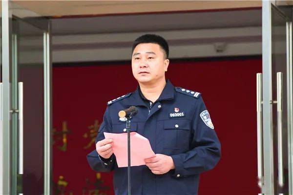 谢友根参观了派出所的接处警室,便民服务中心,调解室,办案区等功能