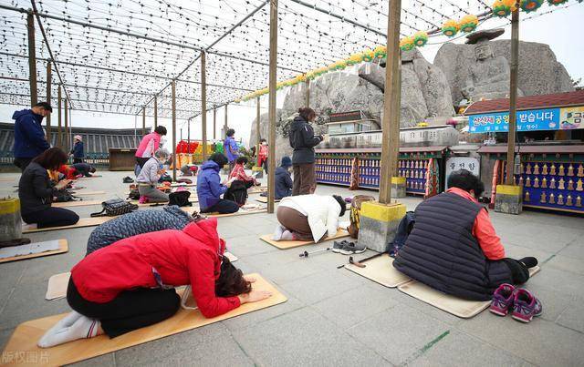 韩国高考倒计时50天,家长跪地拜佛,为子女祈祷
