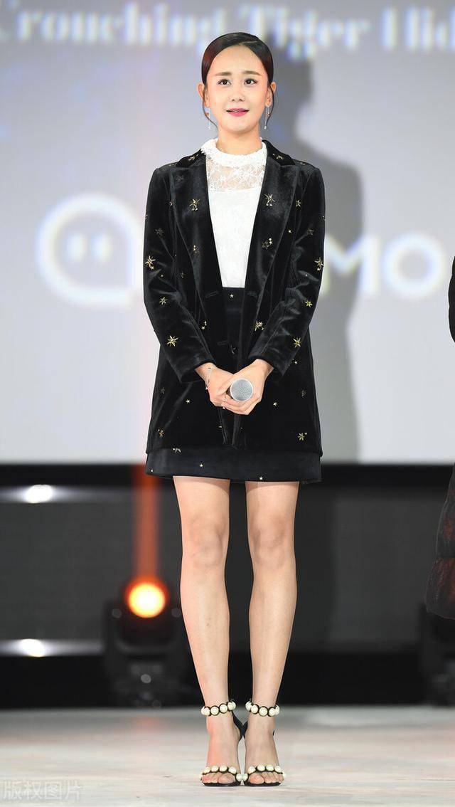 海陆也来扮嫩了穿格子吊带裙扎麻花辫清新可人哪像是36岁