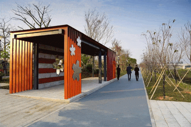 为元素设置的背景墙各种景观小品一一印入眼帘公园还建有滨水樱花大道