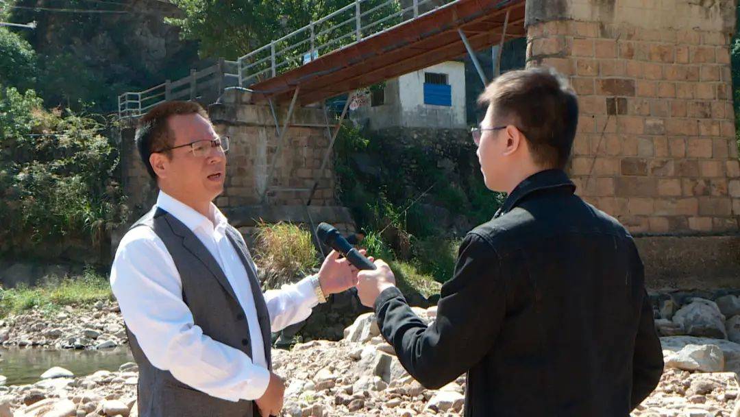 后来,永嘉县桥头镇政府就给这座桥架设了钢板,铺设钢板部分的桥面宽度