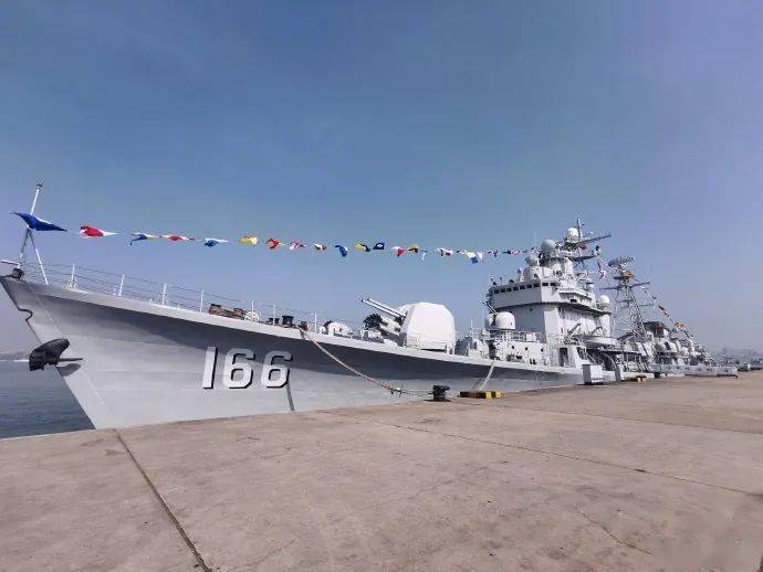 重庆人注意一艘海军驱逐舰已驶入重庆即将进入重庆主城