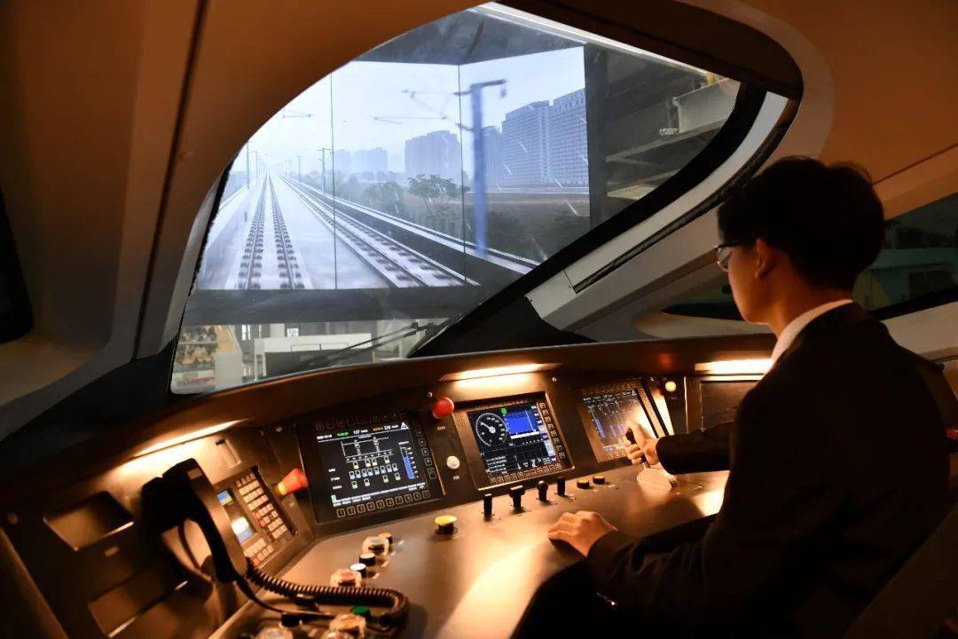 复兴号竟然开进了河南一高校校园