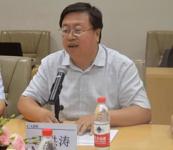 会秘书长,中国建筑科学研究院建筑幕墙门窗技术中心主任王洪涛致辞