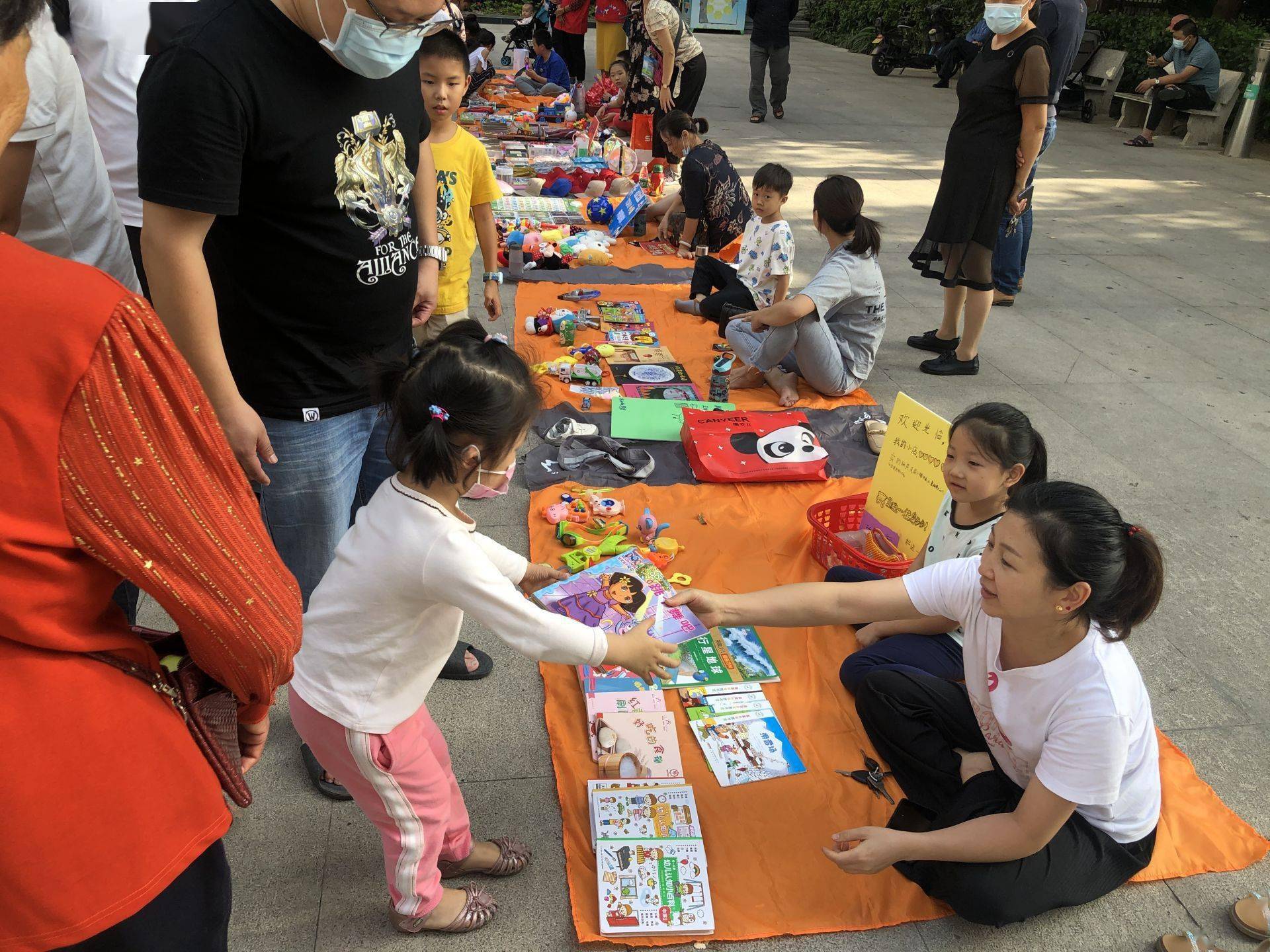 以物易物物盡其用坪山街道六聯社區舉辦親子跳蚤市場活動