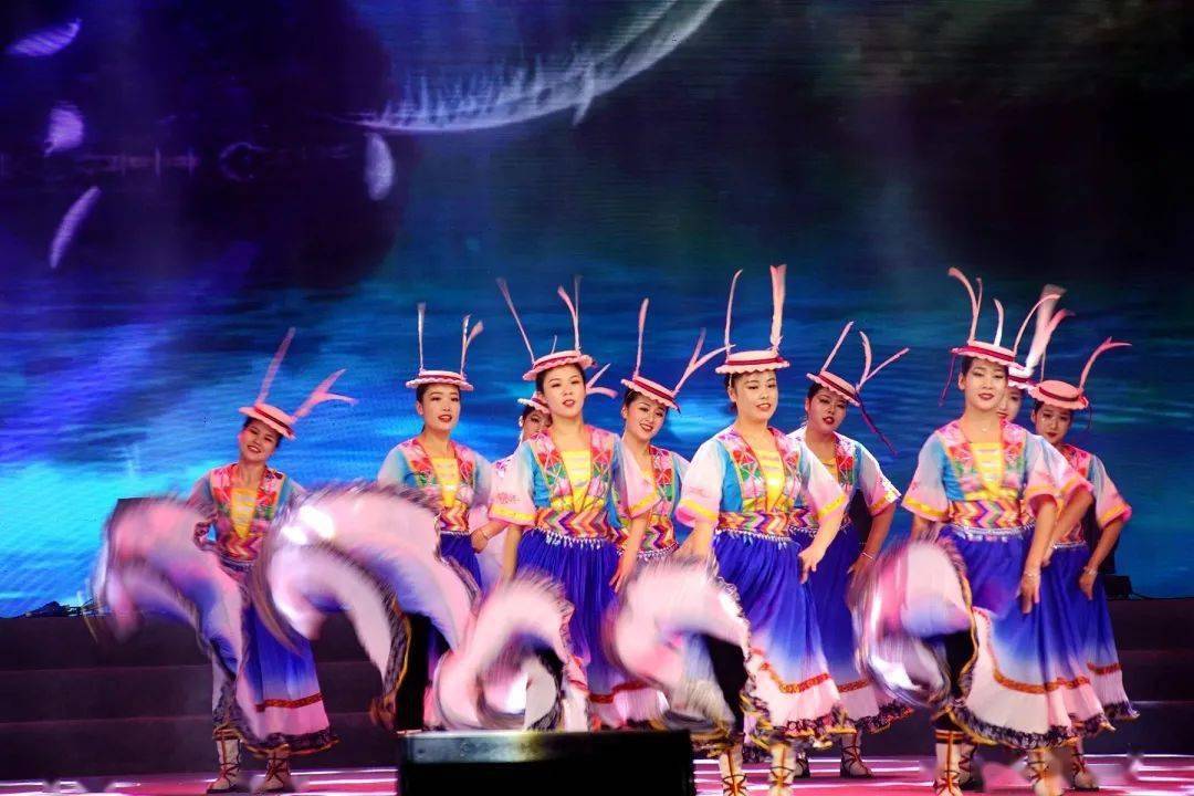 还遗存在白马人生活中的一种古老的,具有原始风貌的群体祭祀性舞蹈,已