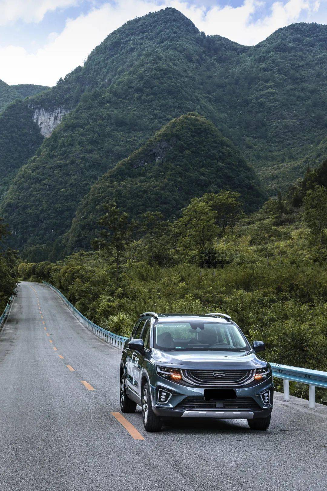 在山路上耍suv,小意思