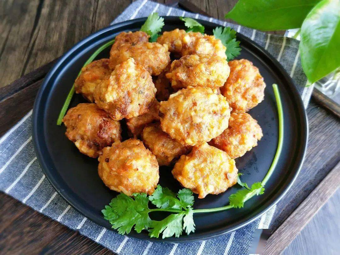 金灿灿的油炸美食外酥里嫩趁热咬上一口太好吃啦