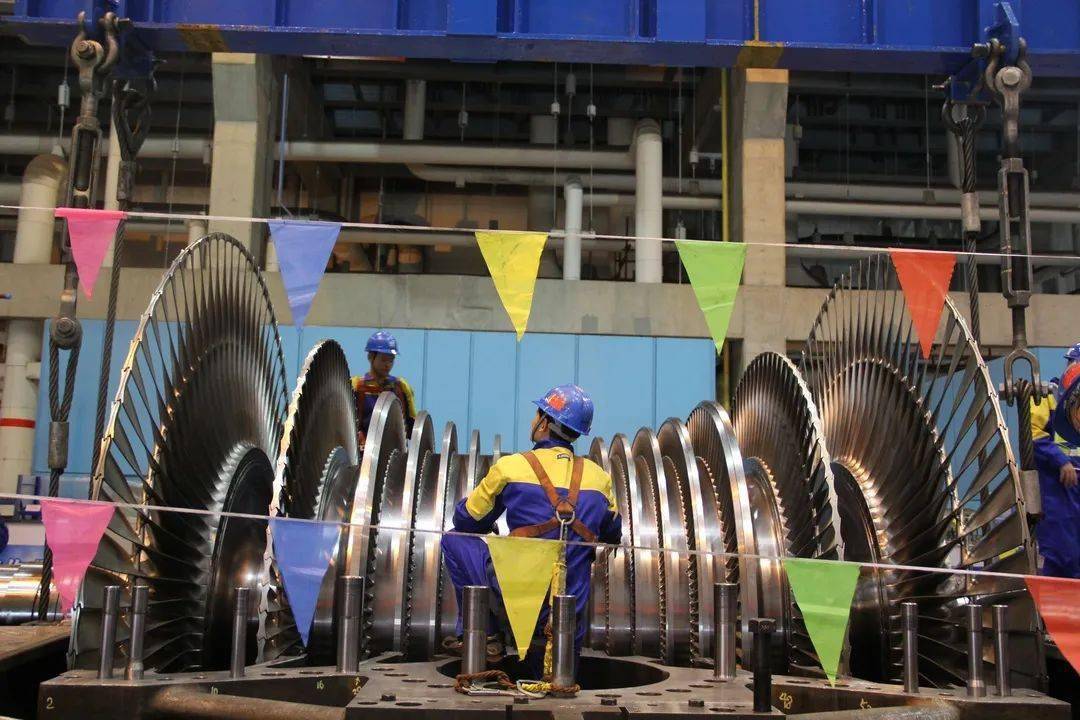 检修进行时公司顺利完成汽轮机转子倒运工作