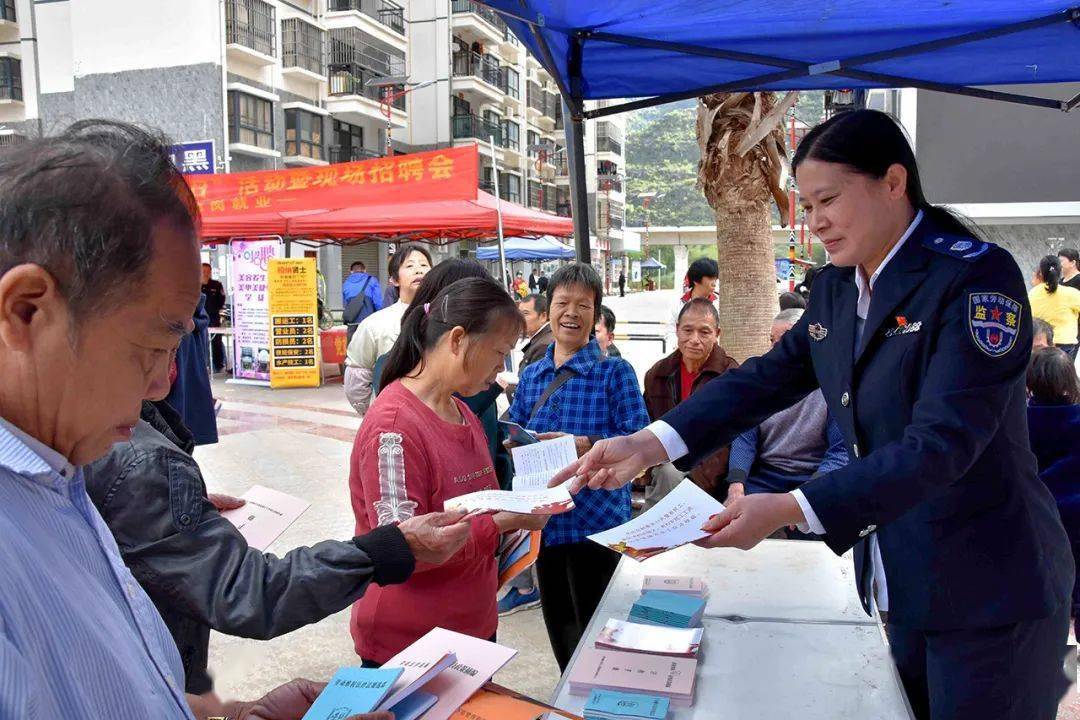 为了最大限度地满足贫困劳动力就业的需求,都安县人力资源和社会保障