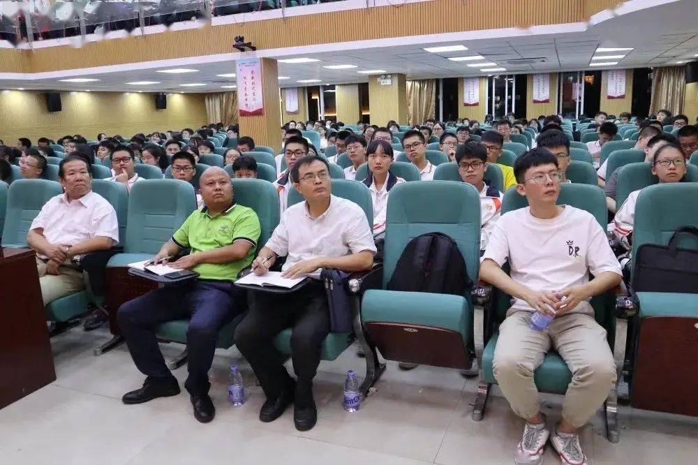 加强科技教育创建办学特色泉州第十一中学迎来中国科学院院士