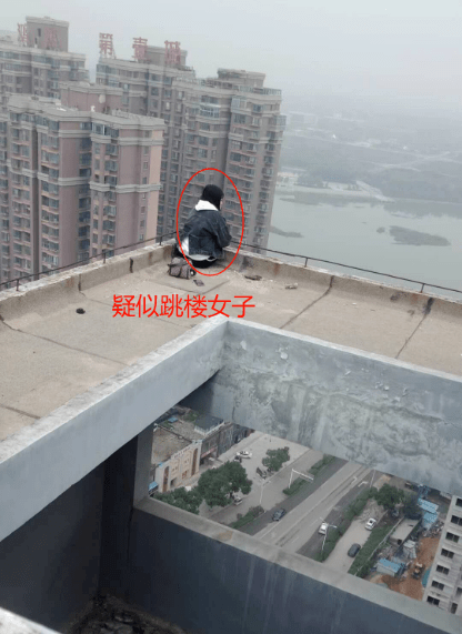 女子起初蹲在楼顶的边缘现场视频↓↓随时有落下的危险情绪十分激动