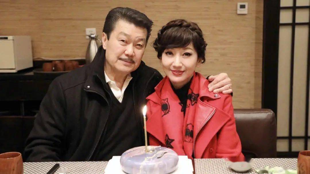 74岁香港知名演员中年转投律政界,娶女神恩爱多年_黄锦燊