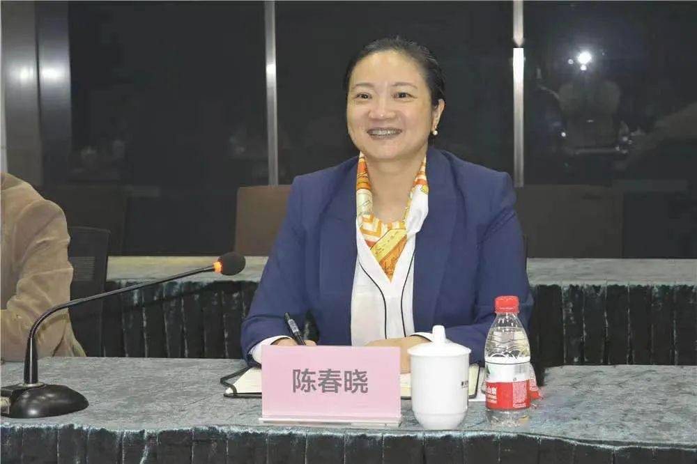 当日,陈春晓一行实地查看了公司职工阵地建设,详细了解了公司成立的业