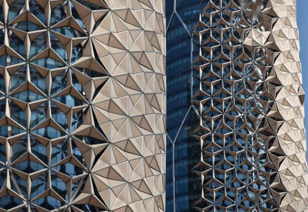 化"——金属折板外遮阳金属折板外遮阳是一种典型的综合式外遮阳形式